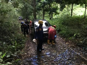 Mobil Tergelincir Usai Nyasar di Gunung Pancar Bogor, Wisatawan Panggil Damkar