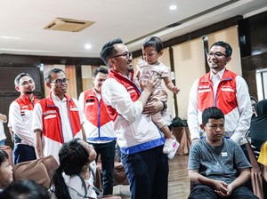 Dirut Pertamina Patra Niaga Tinjau Pekerja-Keluarga Terdampak Banjir Medan