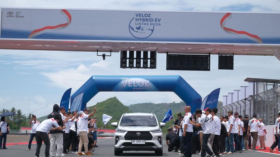 Flag-off Veloz Hybrid Lintas Nusa di Sirkuit Mandalika, Nusa Tenggara Barat, Selasa (2/12/2025). (Dok. TAM)