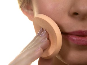 8 Foundation untuk Usia 40 Tahun, Menyamarkan Garis Halus dan Flek Hitam