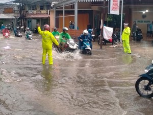 Jalan Radar Auri Depok Banjir Usai Hujan Deras, Sejumlah Motor-Mobil Mogok