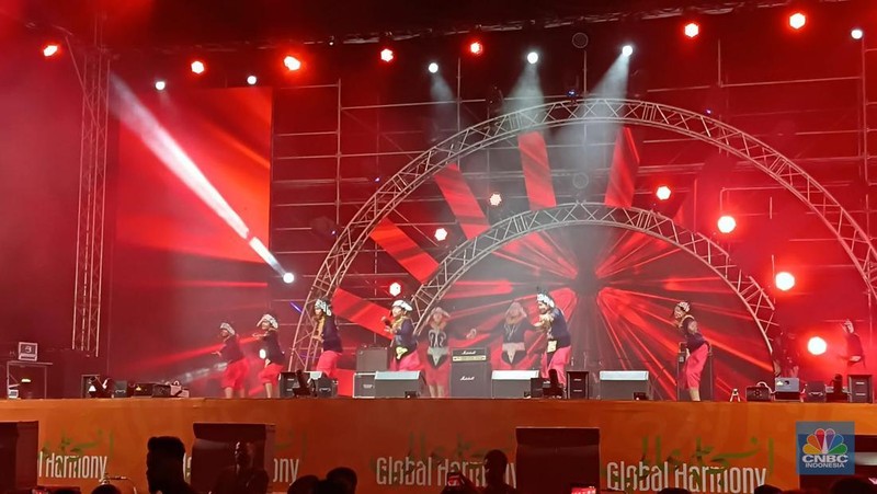 Kementerian Media Arab Saudi kembali menggelar acara bertajuk Global Harmony di Taman Al-Suwaidi, Riyadh. Inisiatif yang telah memasuki tahun kedua ini adalah bagian dari 'The Quality of Life Program' yang secara langsung mendukung Saudi Vision 2030. Global Harmony 2025 dimulai tanggal 11 November hingga 20 Desember 2025 di mana Indonesia mulai berpartisipasi, Selasa (2/12/2025) hingga Kamis (4/12/2025). (CNBC Indonesia/Muhammad Iqbal)