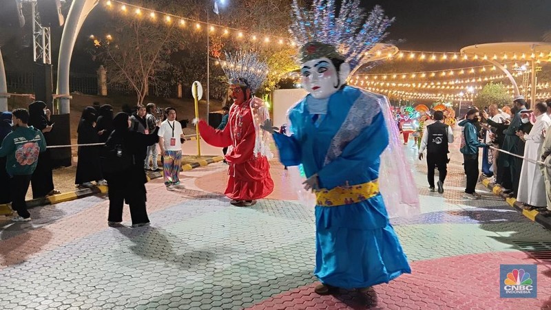 Kementerian Media Arab Saudi kembali menggelar acara bertajuk Global Harmony di Taman Al-Suwaidi, Riyadh. Inisiatif yang telah memasuki tahun kedua ini adalah bagian dari 'The Quality of Life Program' yang secara langsung mendukung Saudi Vision 2030. Global Harmony 2025 dimulai tanggal 11 November hingga 20 Desember 2025 di mana Indonesia mulai berpartisipasi, Selasa (2/12/2025) hingga Kamis (4/12/2025). (CNBC Indonesia/Muhammad Iqbal)