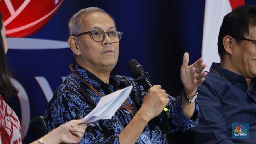 Ketua Dewan Komisioner LPS, Anggito Abimanyu menyampaikan paparan dalam acara Financial Forum 2025 di Bursa Efek Indonesia, Jakarta, Rabu (3/12/2025). (CNBC Indonesia/Tri Susilo)