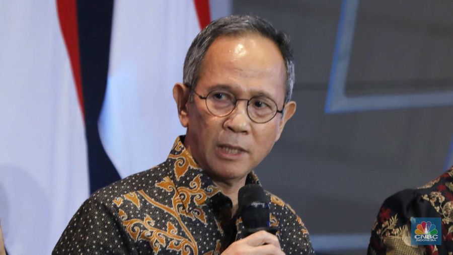 Ketua Dewan Komisioner OJK, Mahendra Siregar menyampaikan paparan dalam acara Financial Forum 2025 di Jakarta, Rabu (3/12/2025). (CNBC Indonesia/Tri Susilo)