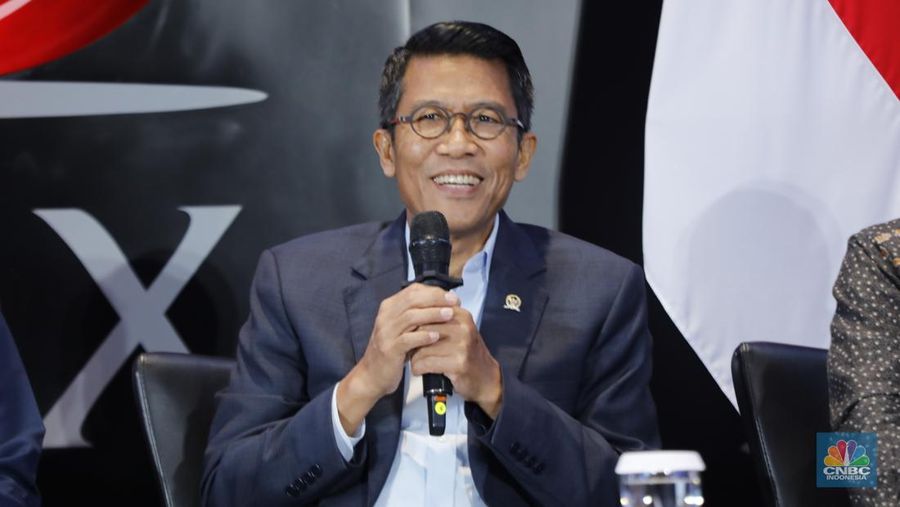 Ketua Komisi XI DPR RI, Mukhamad Misbakhun menyampaikan paparan dalam acara Financial Forum 2025 di Jakarta, Rabu (3/12/2025). (CNBC Indonesia/Tri Susilo)