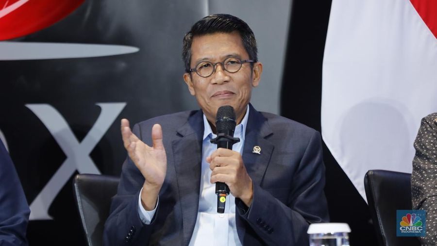 Ketua Komisi XI DPR RI, Mukhamad Misbakhun menyampaikan paparan dalam acara Financial Forum 2025 di Jakarta, Rabu (3/12/2025). (CNBC Indonesia/Tri Susilo)