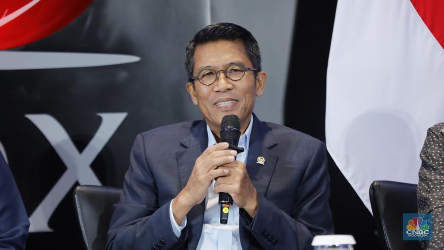 Ketua Komisi XI DPR RI, Mukhamad Misbakhun menyampaikan paparan dalam acara Financial Forum 2025 di Jakarta, Rabu (3/12/2025). (CNBC Indonesia/Tri Susilo)