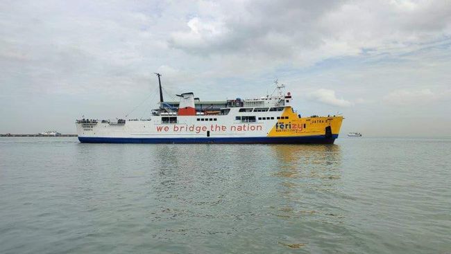 Kapal Raksasa Ini Dikerahkan Angkut Bantuan ke Sibolga dan Padang