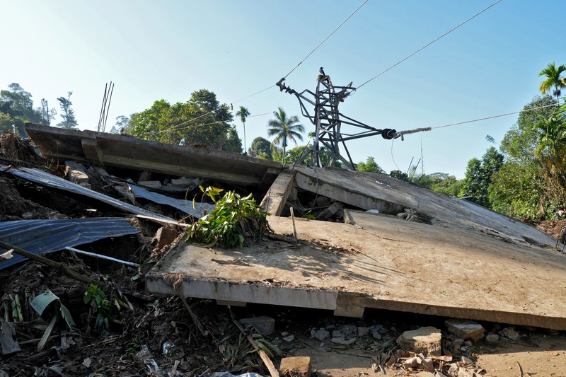 Kondisi setelah Siklon Ditwah elanda kawasan Mawathura, distrik Kandy, Sri Lanka, Rabu (3/12/2025). (REUTERS/Thilina Kaluthotage)