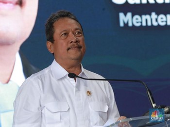 Menteri Kelautan dan Perikanan, Sakti Wahyu Trenggono saat menyampaikan sambutan dalam pelepasan Ekspor Udang Indonesia Bersertifikat Bebas Cesium-137 ke Amerika Serikat di Jakarta, Rabu (3/12/2025). (CNBC Indonesia/Muhammad Sabki)