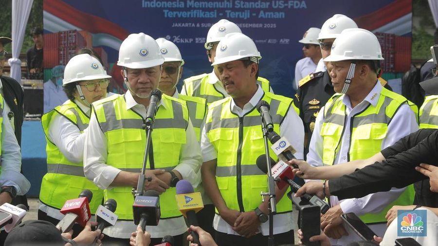 Menteri Koordinator Bidang Pangan RI, Zulkifli Hasan (Zulhas) dan Menteri Kelautan dan Perikanan, Sakti Wahyu Trenggono saat menyampaikan keterangan pada awak media dalam pelepasan Ekspor Udang Indonesia Bersertifikat Bebas Cesium-137 ke Amerika Serikat di Jakarta, Rabu (3/12/2025). (CNBC Indonesia/Muhammad Sabki)