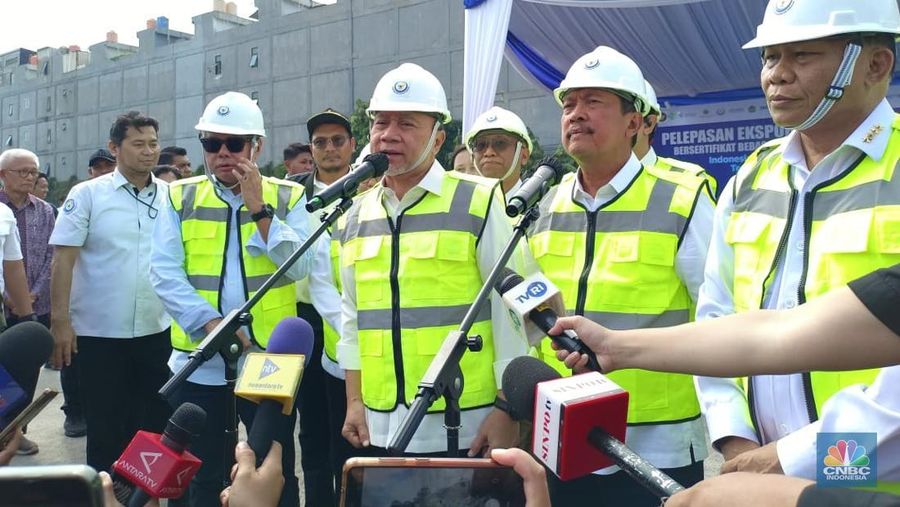 Menteri Koordinator Bidang Pangan RI, Zulkifli Hasan (Zulhas) dan Menteri Kelautan dan Perikanan, Sakti Wahyu Trenggono saat menyampaikan keterangan pada awak media dalam pelepasan Ekspor Udang Indonesia Bersertifikat Bebas Cesium-137 ke Amerika Serikat di Jakarta, Rabu (3/12/2025). (CNBC Indonesia/Martyasari Rizky)