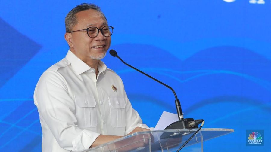 Menteri Koordinator Bidang Pangan RI, Zulkifli Hasan (Zulhas) saat menyampaikan sambutan dalam pelepasan Ekspor Udang Indonesia Bersertifikat Bebas Cesium-137 ke Amerika Serikat di Jakarta, Rabu (3/12/2025). (CNBC Indonesia/Muhammad Sabki)