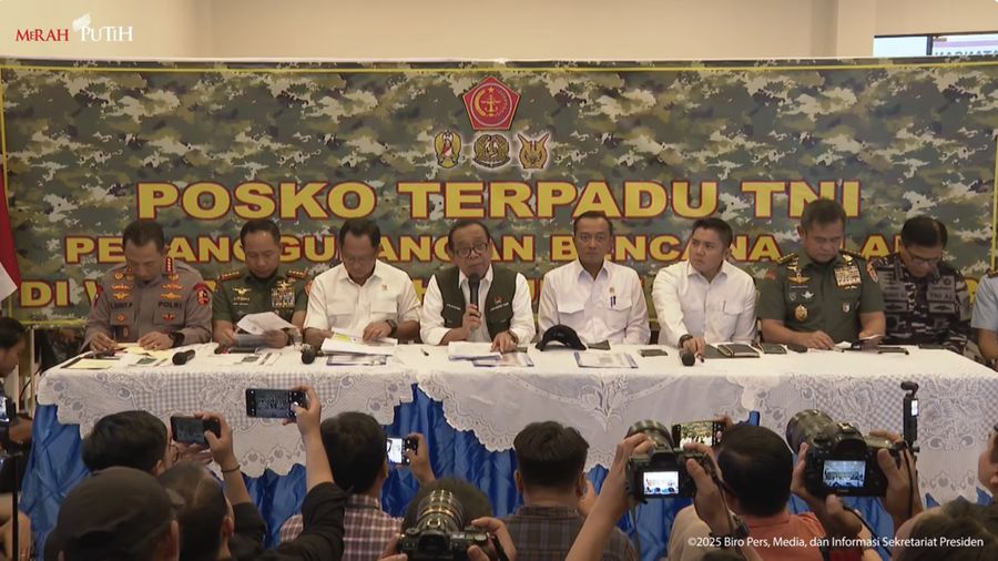 Menteri Koordinator Bidang Pembangunan Manusia dan Kebudayaan, Pratikno saat menyampaikan Keterangan Pers Perkembangan Penanggulangan Bencana Sumatra di Posko Bencana Pangkalan Udara TNI AU Halim Perdanakusuma, Jakarta, Rabu (3/12/2025). (Tangkapan Layar Youtube/Sekretariat Presiden)
