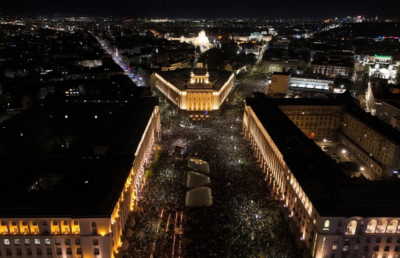Oposisi Bulgaria memprotes anggaran negara, Senin (1/112/2025). (REUTERS/Dimitar Kyosemarliev)