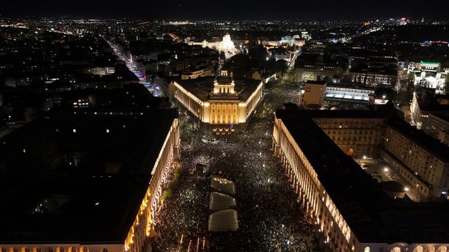 Negara Eropa Termiskin Chaos, Ribuan Orang Berdemo Tuntut Reformasi