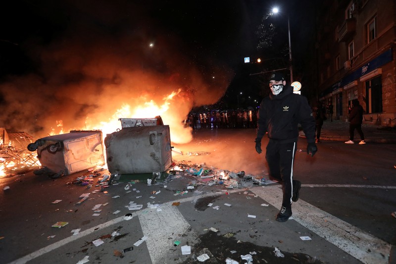 Oposisi Bulgaria memprotes anggaran negara, Senin (1/112/2025). (REUTERS/Dimitar Kyosemarliev)