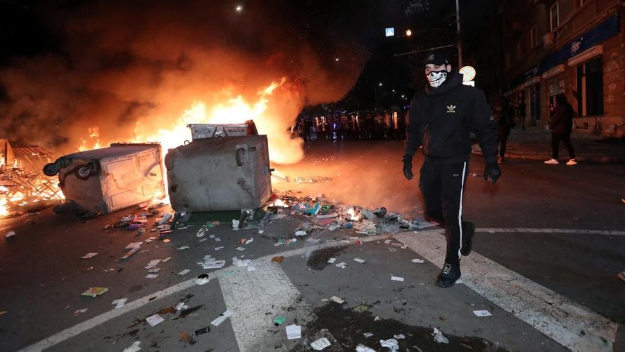 Oposisi Bulgaria memprotes anggaran negara, Senin (1/112/2025). (REUTERS/Dimitar Kyosemarliev)