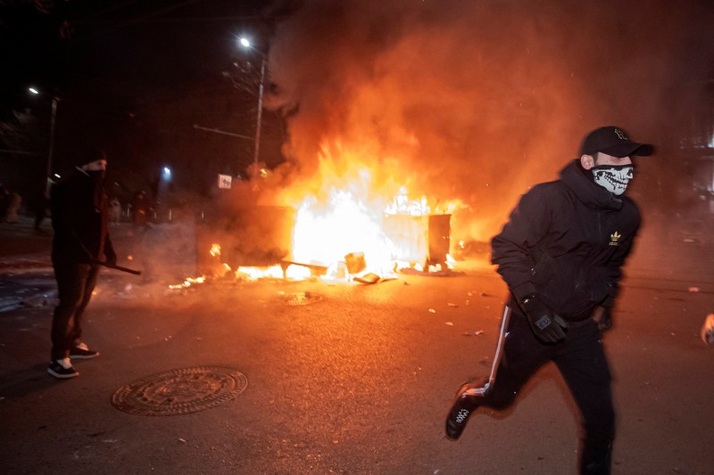 Oposisi Bulgaria memprotes anggaran negara, Senin (1/112/2025). (REUTERS/Dimitar Kyosemarliev)