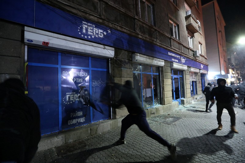 Oposisi Bulgaria memprotes anggaran negara, Senin (1/112/2025). (REUTERS/Dimitar Kyosemarliev)