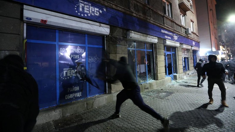 Oposisi Bulgaria memprotes anggaran negara, Senin (1/112/2025). (REUTERS/Dimitar Kyosemarliev)