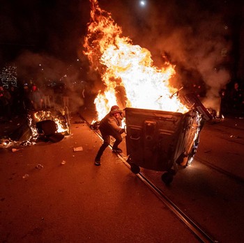 Chaos! Begini Potret Warga Demo Tolak Euro di Negara Termiskin Eropa