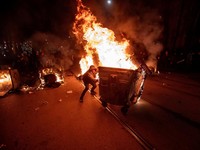 Chaos! Begini Potret Warga Demo Tolak Euro di Negara Termiskin Eropa