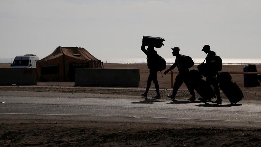 Polisi Peru berdiri di dekat Kompleks Perbatasan Chacalluta untuk memblokir migran Venezuela yang ingin meninggalkan Chili di tengah retorika anti-imigran dari kandidat presiden Chili sayap kanan Jose Antonio Kast, sementara Presiden Peru Jose Jeri berencana untuk mengumumkan keadaan darurat dan mengerahkan pasukan di perlintasan perbatasan, seperti yang terlihat dari Arica, Chili, 1 Desember 2025. (REUTERS/ Alexander Infante)