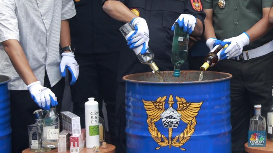 Pemusnahan barang hasil penindakan Kepabeanan dan Cukai dan Pemusnahan Barang Kena Cukai Ilegal Kanwil DJBC di Kantor Wilayah Bea Cukai Jakarta, Rabu, (3/12/2025). (CNBC Indonesia/Muhammad Sabki)