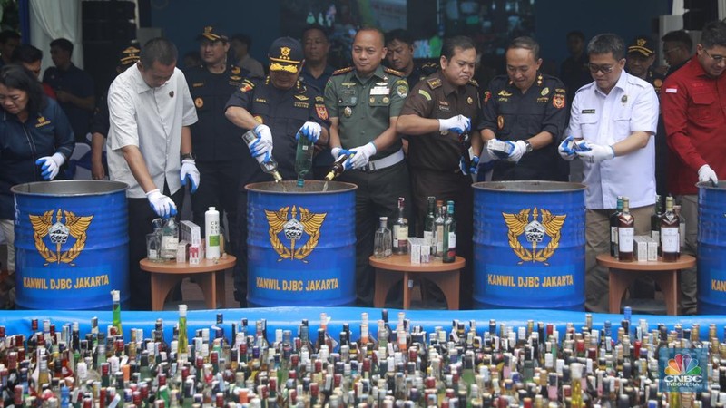Pemusnahan barang hasil penindakan Kepabeanan dan Cukai dan Pemusnahan Barang Kena Cukai Ilegal Kanwil DJBC di Kantor Wilayah Bea Cukai Jakarta, Rabu, (3/12/2025). (CNBC Indonesia/Muhammad Sabki)