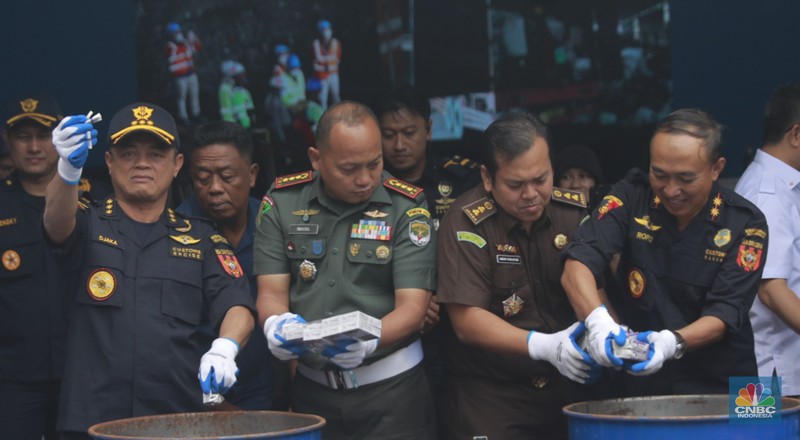 Pemusnahan barang hasil penindakan Kepabeanan dan Cukai dan Pemusnahan Barang Kena Cukai Ilegal Kanwil DJBC di Kantor Wilayah Bea Cukai Jakarta, Rabu, (3/12/2025). (CNBC Indonesia/Muhammad Sabki)