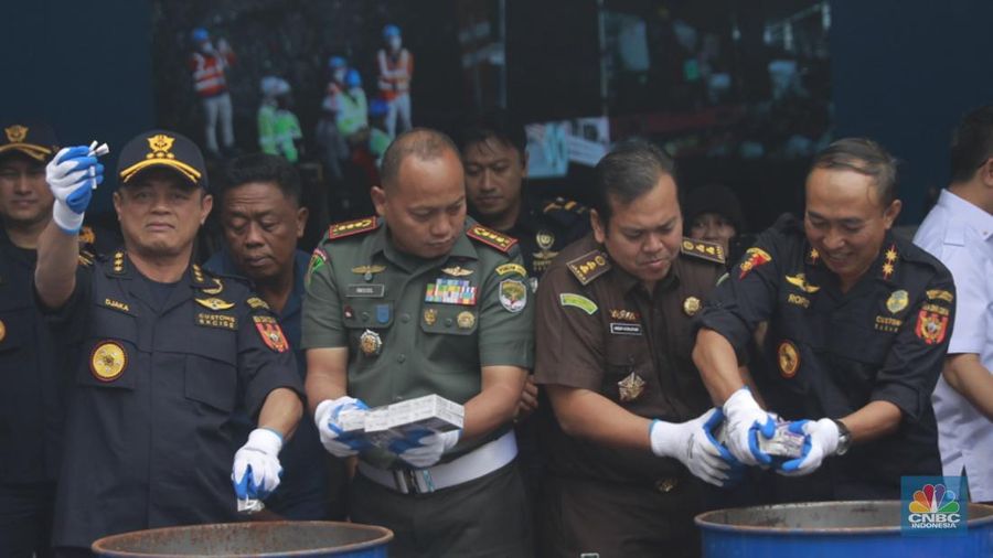 Pemusnahan barang hasil penindakan Kepabeanan dan Cukai dan Pemusnahan Barang Kena Cukai Ilegal Kanwil DJBC di Kantor Wilayah Bea Cukai Jakarta, Rabu, (3/12/2025). (CNBC Indonesia/Muhammad Sabki)