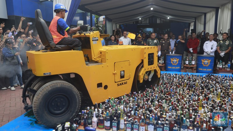 Pemusnahan barang hasil penindakan Kepabeanan dan Cukai dan Pemusnahan Barang Kena Cukai Ilegal Kanwil DJBC di Kantor Wilayah Bea Cukai Jakarta, Rabu, (3/12/2025). (CNBC Indonesia/Muhammad Sabki)
