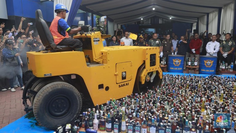 Pemusnahan barang hasil penindakan Kepabeanan dan Cukai dan Pemusnahan Barang Kena Cukai Ilegal Kanwil DJBC di Kantor Wilayah Bea Cukai Jakarta, Rabu, (3/12/2025). (CNBC Indonesia/Muhammad Sabki)