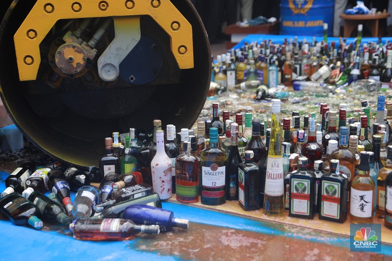 Pemusnahan barang hasil penindakan Kepabeanan dan Cukai dan Pemusnahan Barang Kena Cukai Ilegal Kanwil DJBC di Kantor Wilayah Bea Cukai Jakarta, Rabu, (3/12/2025). (CNBC Indonesia/Muhammad Sabki)