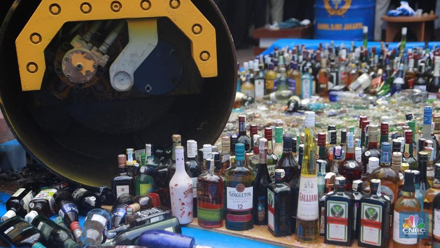 Pemusnahan barang hasil penindakan Kepabeanan dan Cukai dan Pemusnahan Barang Kena Cukai Ilegal Kanwil DJBC di Kantor Wilayah Bea Cukai Jakarta, Rabu, (3/12/2025). (CNBC Indonesia/Muhammad Sabki)