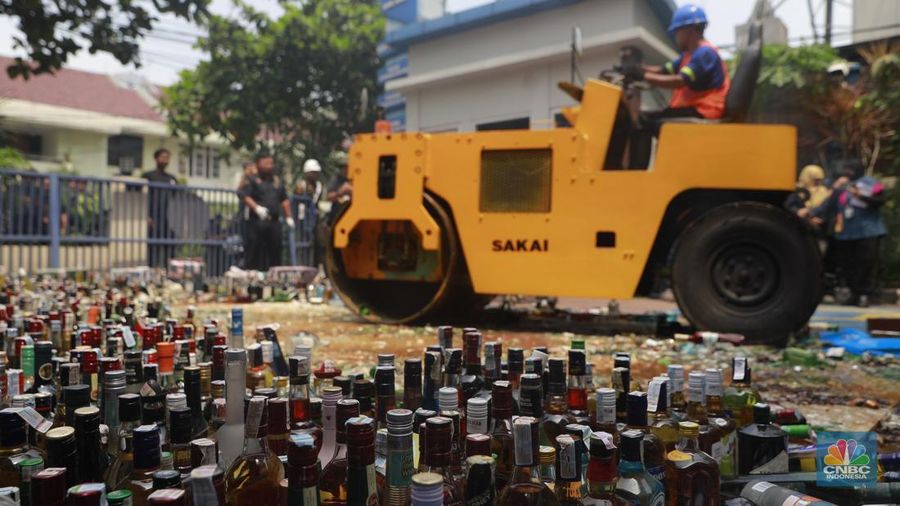 Pemusnahan barang hasil penindakan Kepabeanan dan Cukai dan Pemusnahan Barang Kena Cukai Ilegal Kanwil DJBC di Kantor Wilayah Bea Cukai Jakarta, Rabu, (3/12/2025). (CNBC Indonesia/Muhammad Sabki)