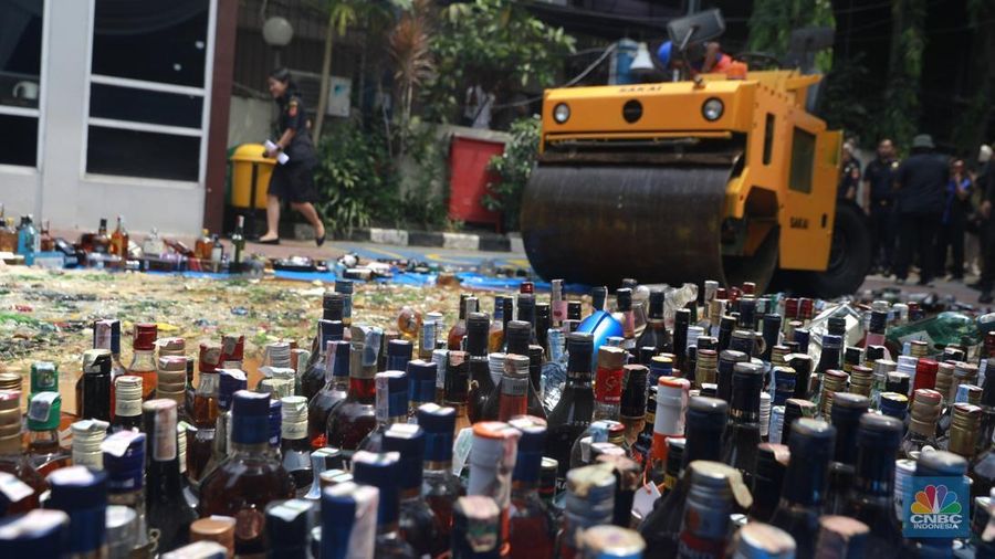 Pemusnahan barang hasil penindakan Kepabeanan dan Cukai dan Pemusnahan Barang Kena Cukai Ilegal Kanwil DJBC di Kantor Wilayah Bea Cukai Jakarta, Rabu, (3/12/2025). (CNBC Indonesia/Muhammad Sabki)