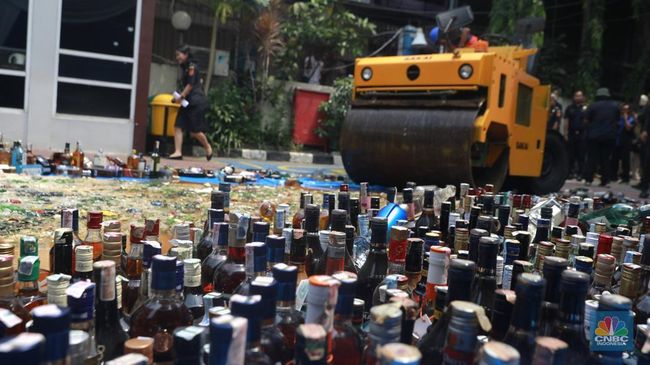 Bea Cukai Musnahkan Rokok dan Miras Ilegal Hasil Penindakan di Jakarta