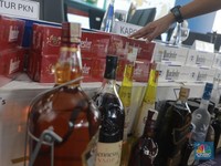 Nekat Bawa Pulang Alkohol, Rokok, dan Vape ke RI Segini Pasti Disita