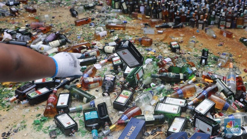 Pemusnahan barang hasil penindakan Kepabeanan dan Cukai dan Pemusnahan Barang Kena Cukai Ilegal Kanwil DJBC di Kantor Wilayah Bea Cukai Jakarta, Rabu, (3/12/2025). (CNBC Indonesia/Muhammad Sabki)