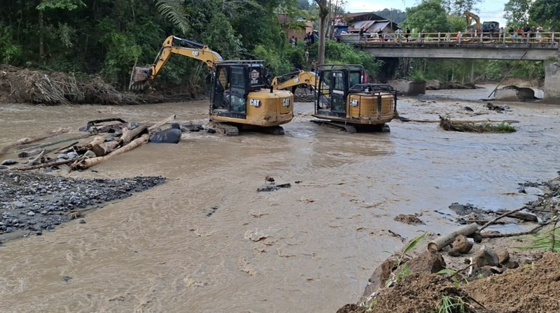 Perbaikan darurat infrastruktur jembatan yang putus diterjang banjir di Kabupaten Agam, Rabu (3/12). Perbaikan darurat dilakukan dengan balok pohon kelapa sehingga akses jalan dapat dilalui paling tidak dengan kendaraan roda dua. (Dok. BNPB)