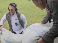Direksi Bulog 'Turun Gunung' Berikan Bantuan ke Warga Banjir Sumatra