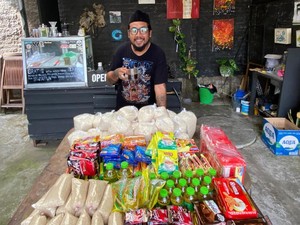 Warung Makan & Seniman Jogja Ini Beri Makan Gratis buat Mahasiswa Sumatera