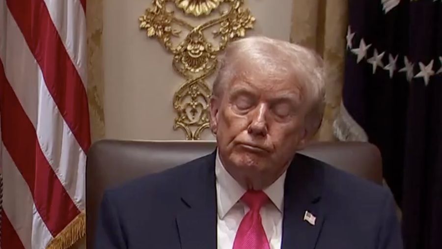 Presiden AS Donald Trump terekam kamera sempat tertidur saat rapat kabinet di Gedung Putih pada Selasa (2/12) waktu setempat. (Tangkapan Layar Video/X)