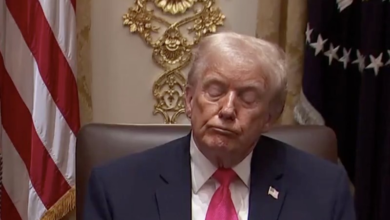 Presiden AS Donald Trump terekam kamera sempat tertidur saat rapat kabinet di Gedung Putih pada Selasa (2/12) waktu setempat. (Tangkapan Layar Video/X)
