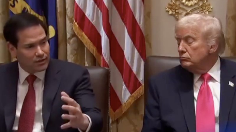 Presiden AS Donald Trump terekam kamera sempat tertidur saat rapat kabinet di Gedung Putih pada Selasa (2/12) waktu setempat. (Tangkapan Layar Video/X)