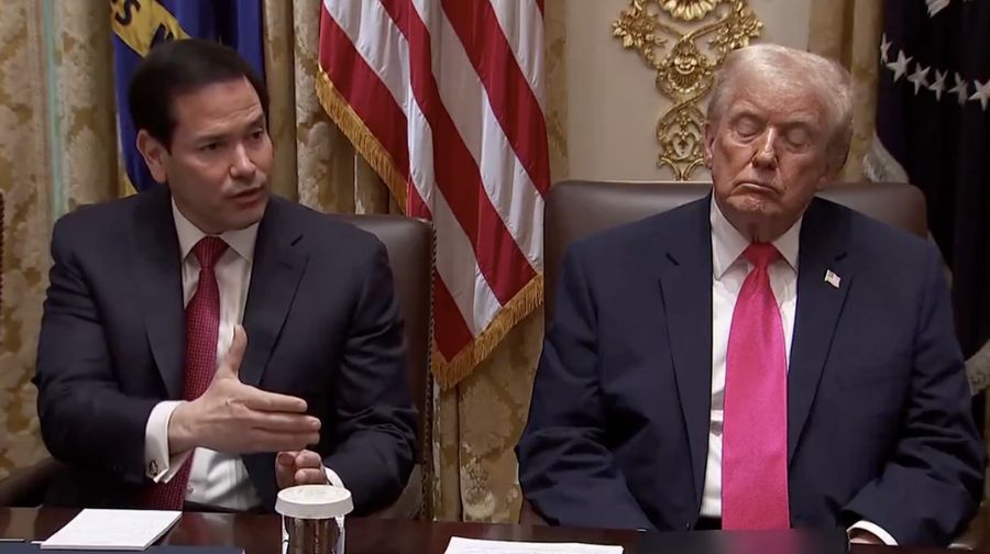 Presiden AS Donald Trump terekam kamera sempat tertidur saat rapat kabinet di Gedung Putih pada Selasa (2/12) waktu setempat. (Tangkapan Layar Video/X)