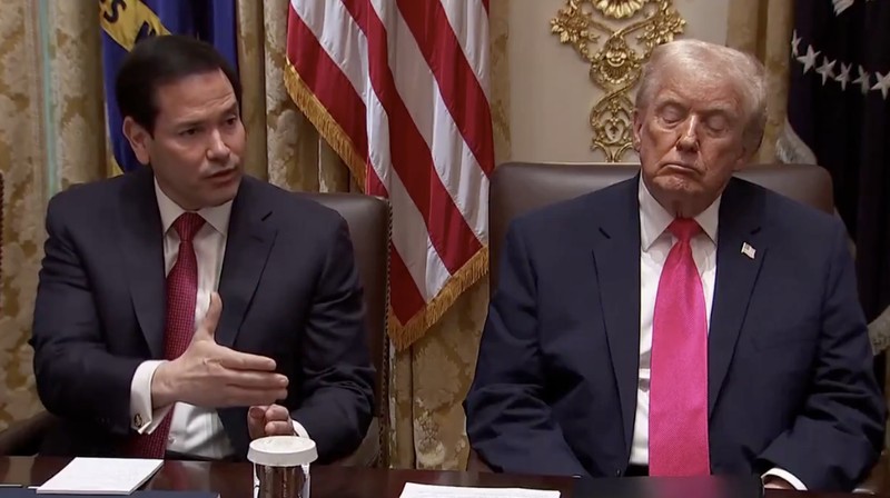 Presiden AS Donald Trump terekam kamera sempat tertidur saat rapat kabinet di Gedung Putih pada Selasa (2/12) waktu setempat. (Tangkapan Layar Video/X)